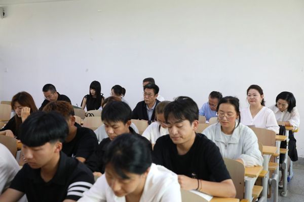 学院领导深入课堂听“开学第一课”