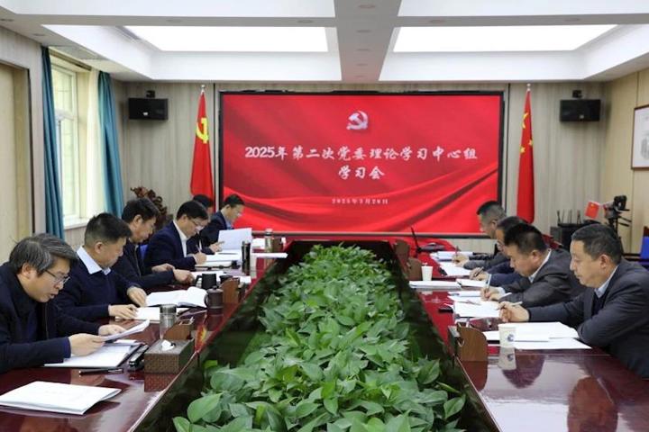 学院党委理论学习中心组专题学习全国两会精神