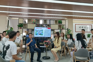 马克思主义学院开展“模范·名师进课堂”实践教学活动