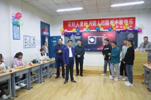 学校开展中秋节慰问学生活动
